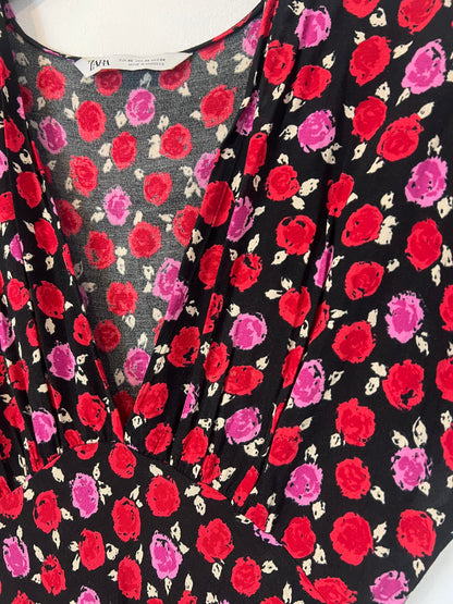 ZARA. Vestido fluido negro fluido flores. T XS