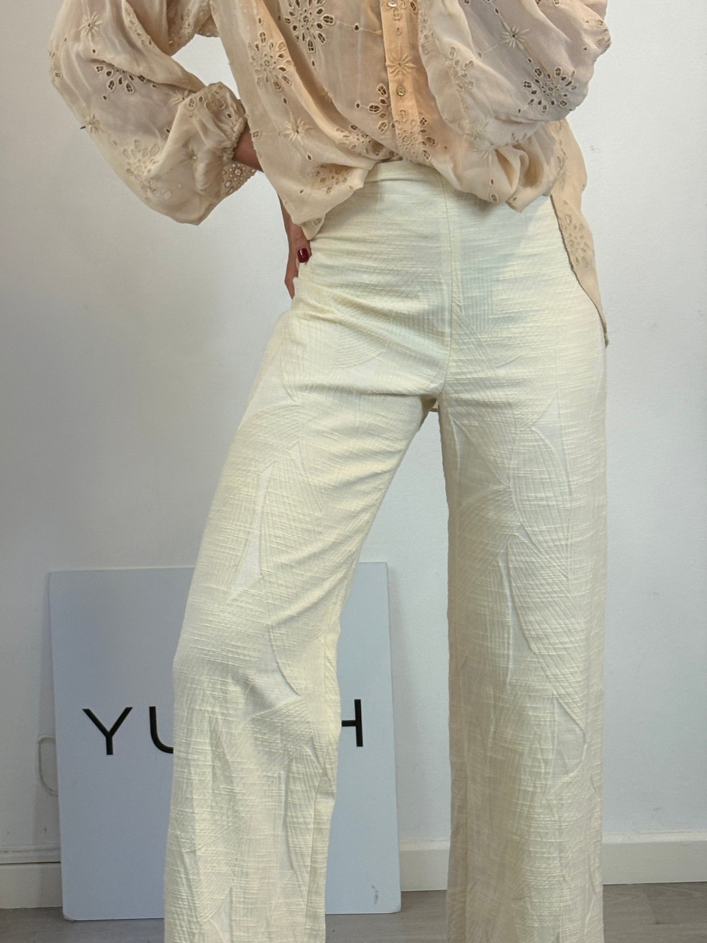 PANAMBI. pantalón textura en crudo