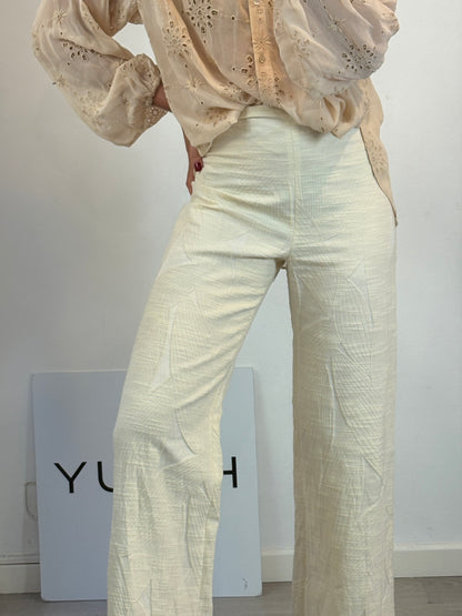 PANAMBI. pantalón textura en crudo
