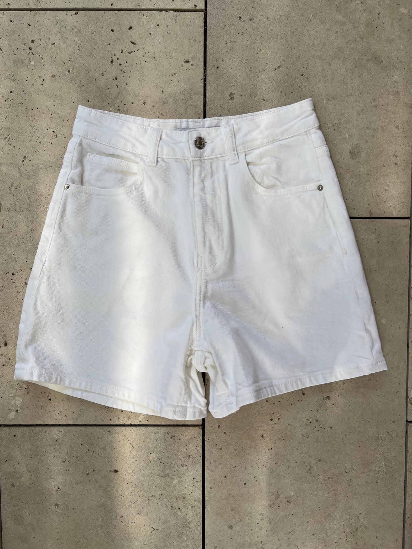 ZARA. Bermuda denim blanca. T 36