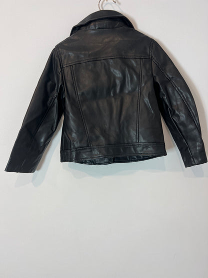 ZARA. Cazadora negra efecto piel. T 6 años