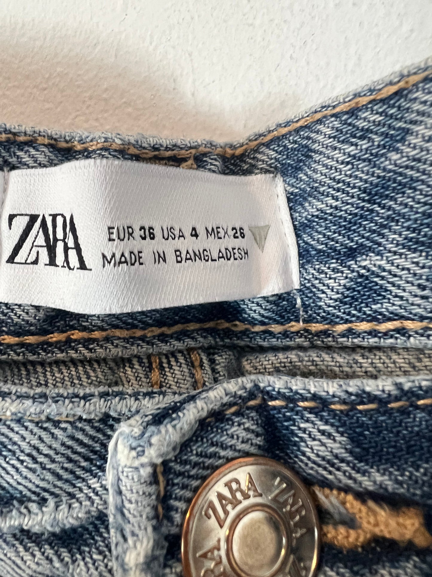 ZARA. Denim pata ancha lavado medio. T 36