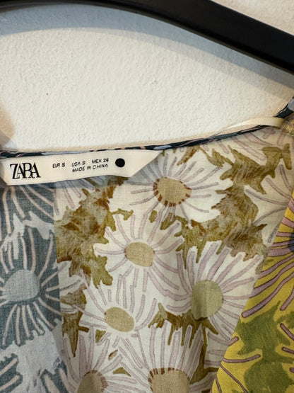 ZARA. Conjunto flores verde