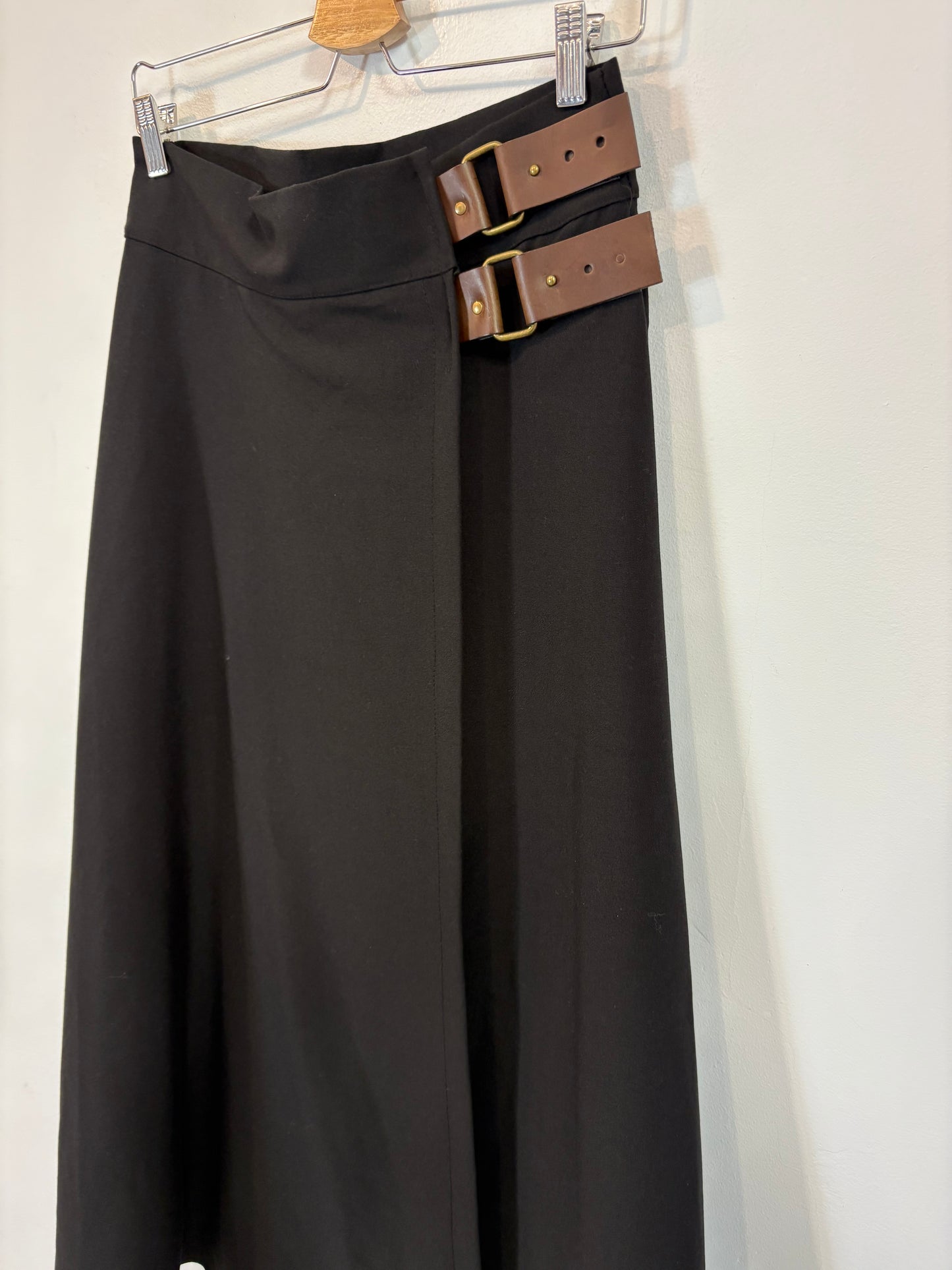 TACHE . Falda midi fluida cruzada. T 38