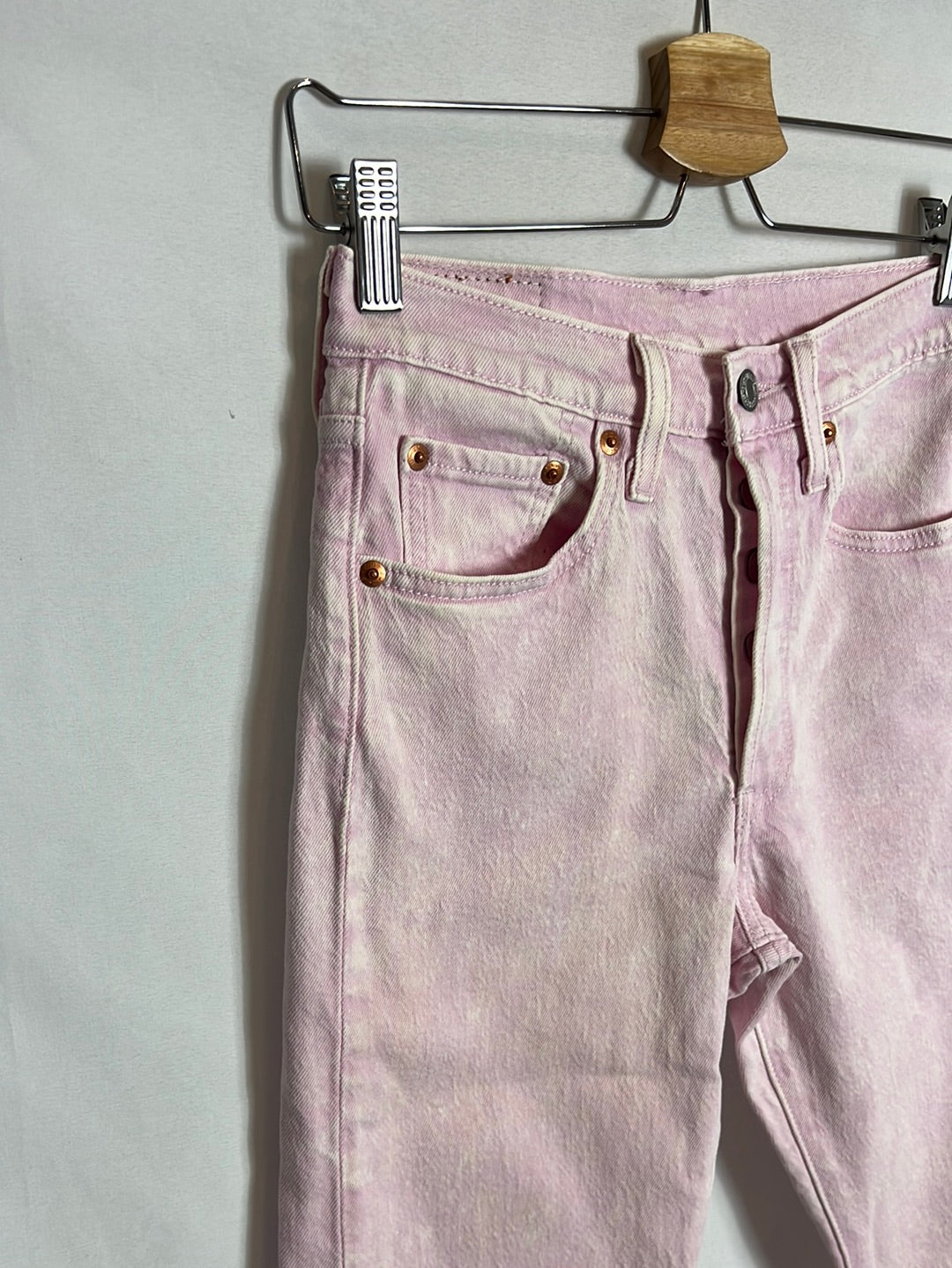 LEVI´S. Pantalón vaquero rosa efecto desgastado 501. T 24 (34)