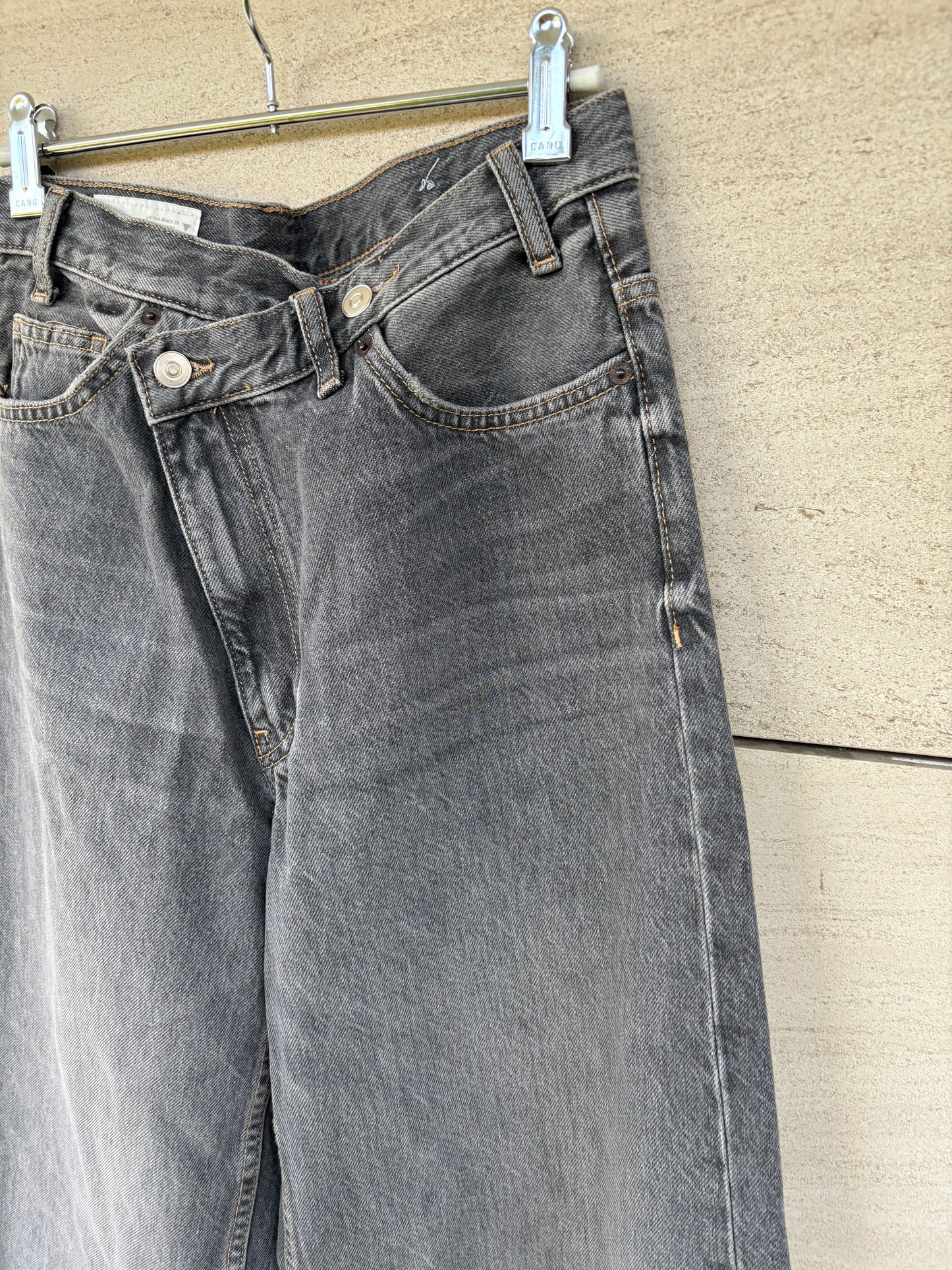 ZARA. Denim gris pata ancha
