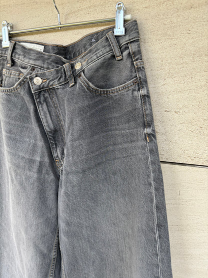 ZARA. Denim gris pata ancha