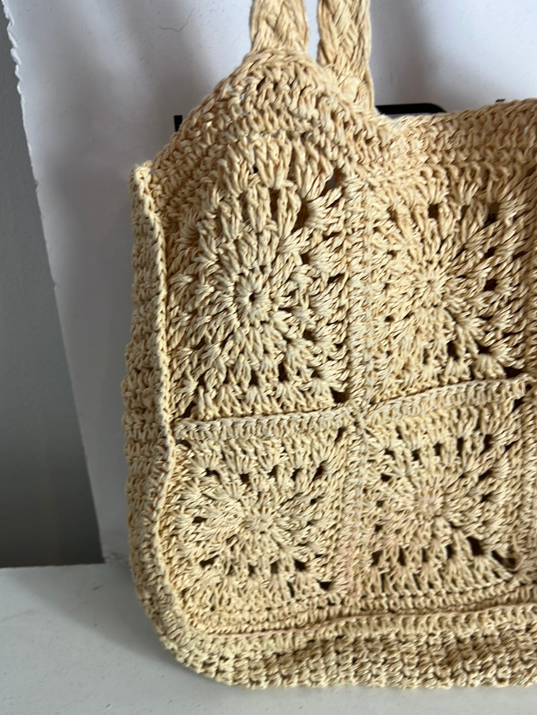 PULL&BEAR . Bolso rafia mediano