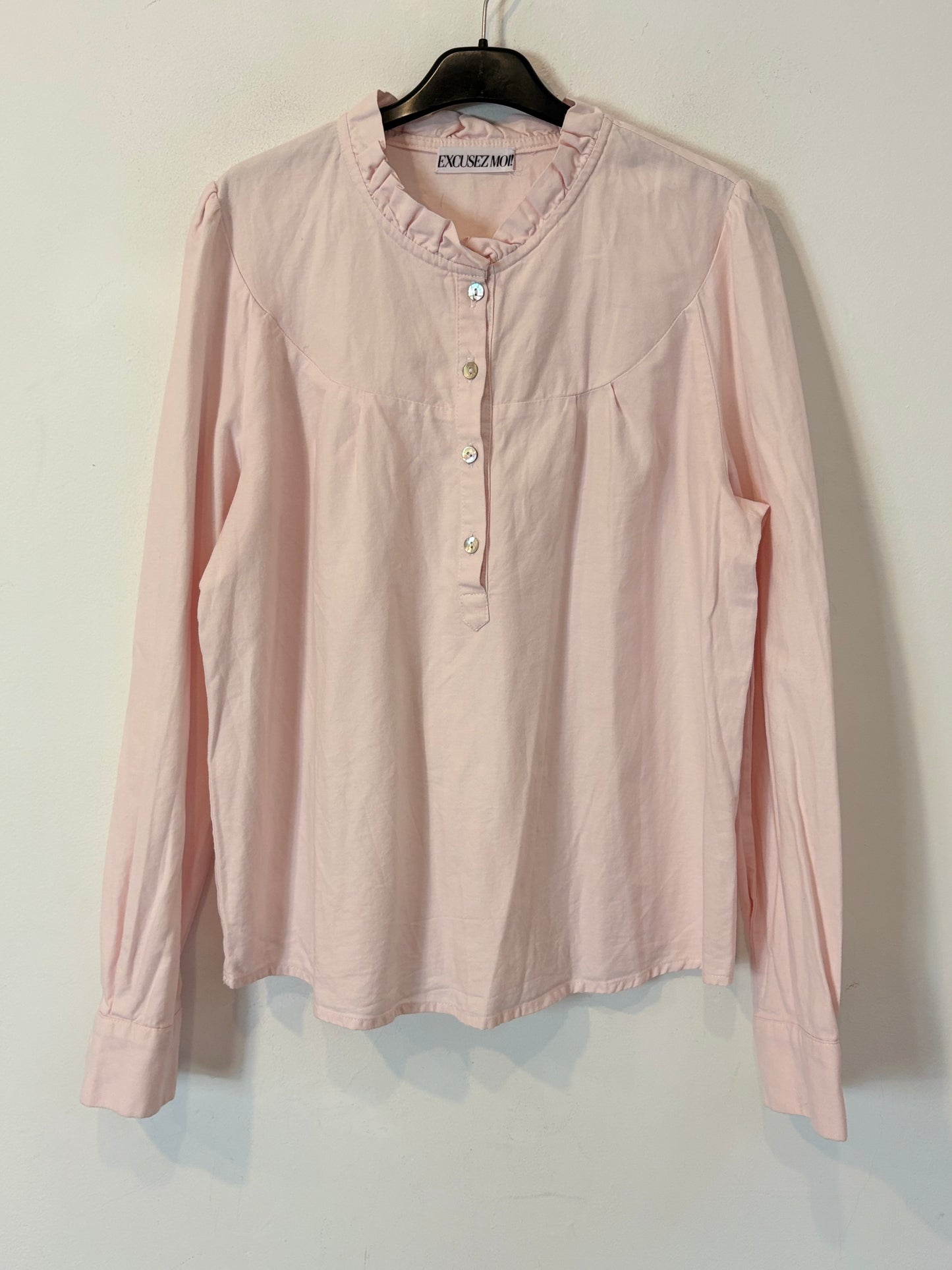 EXCUSEZ MOI. Blusa rosa cuello volante
