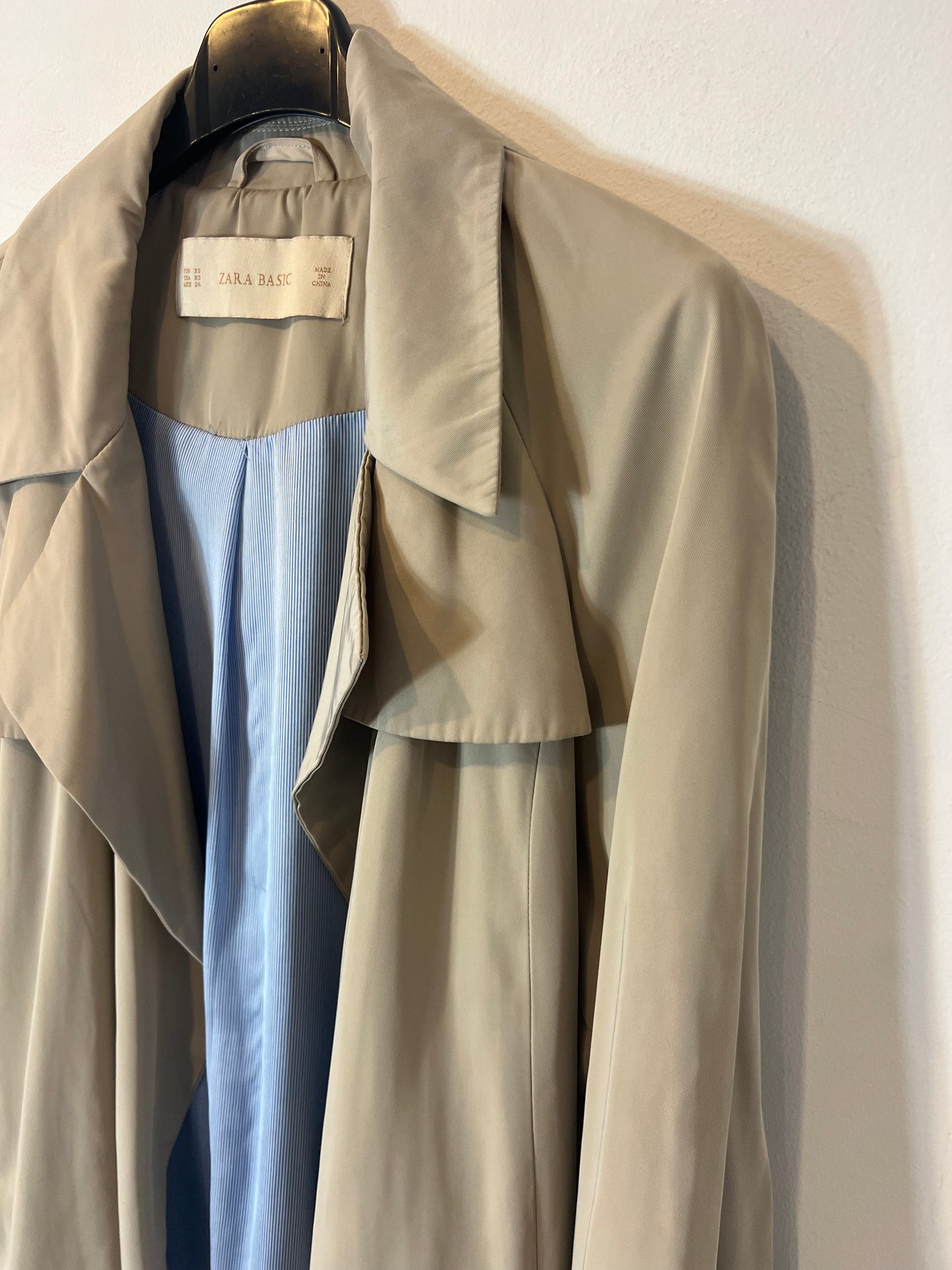 ZARA. Chaqueta larga beige estilo gabardina. T XS