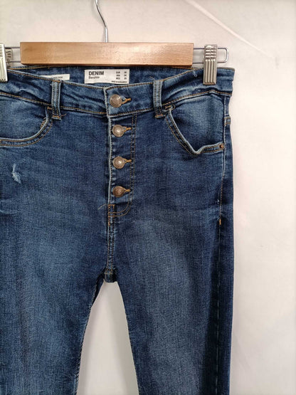 BERSHKA. Pantalón denim botones T.36