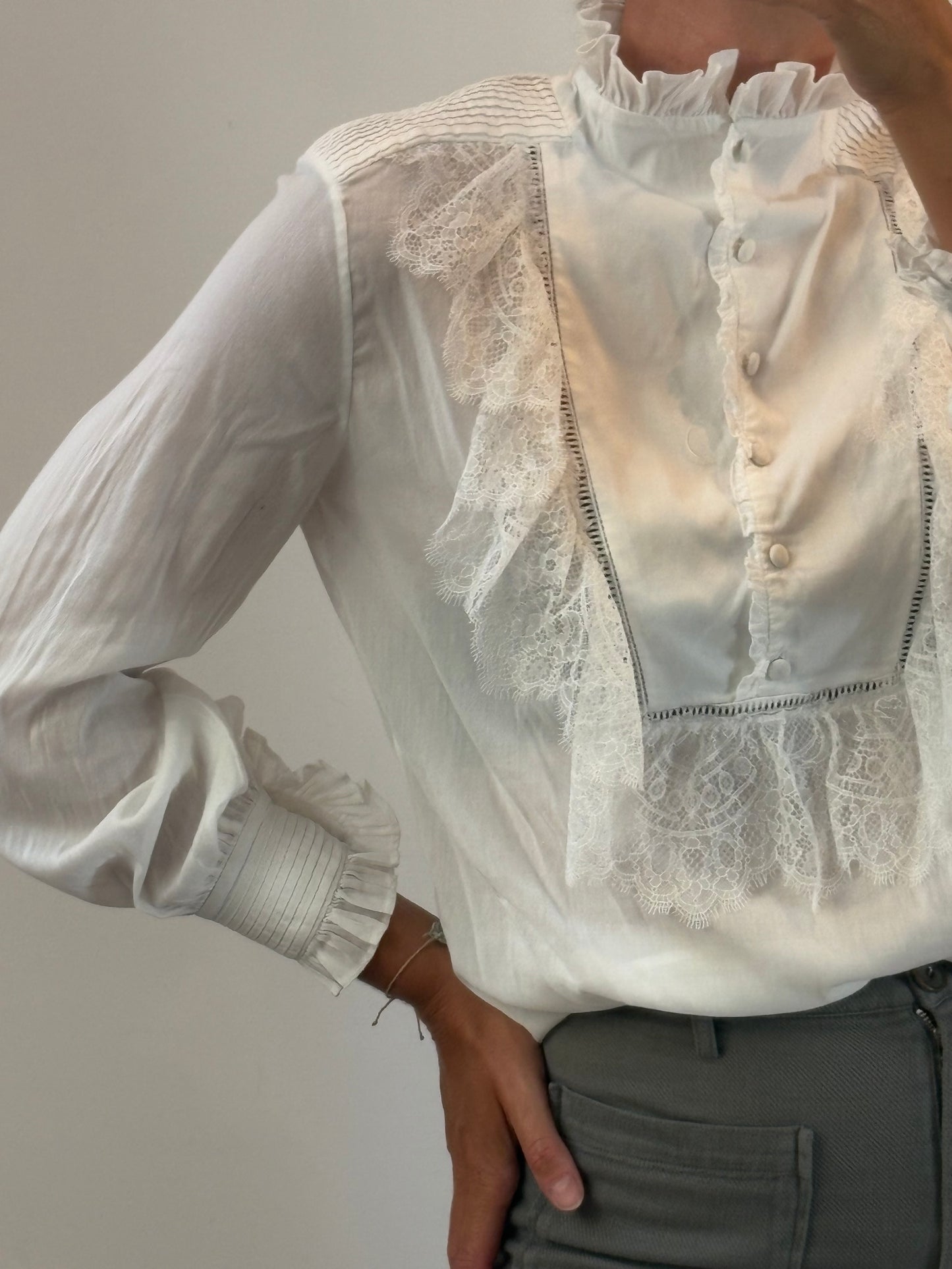 ZARA STUDIO. Blusa blanca detalles encaje T.m