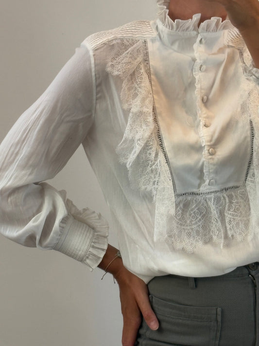 ZARA STUDIO. Blusa blanca detalles encaje T.m