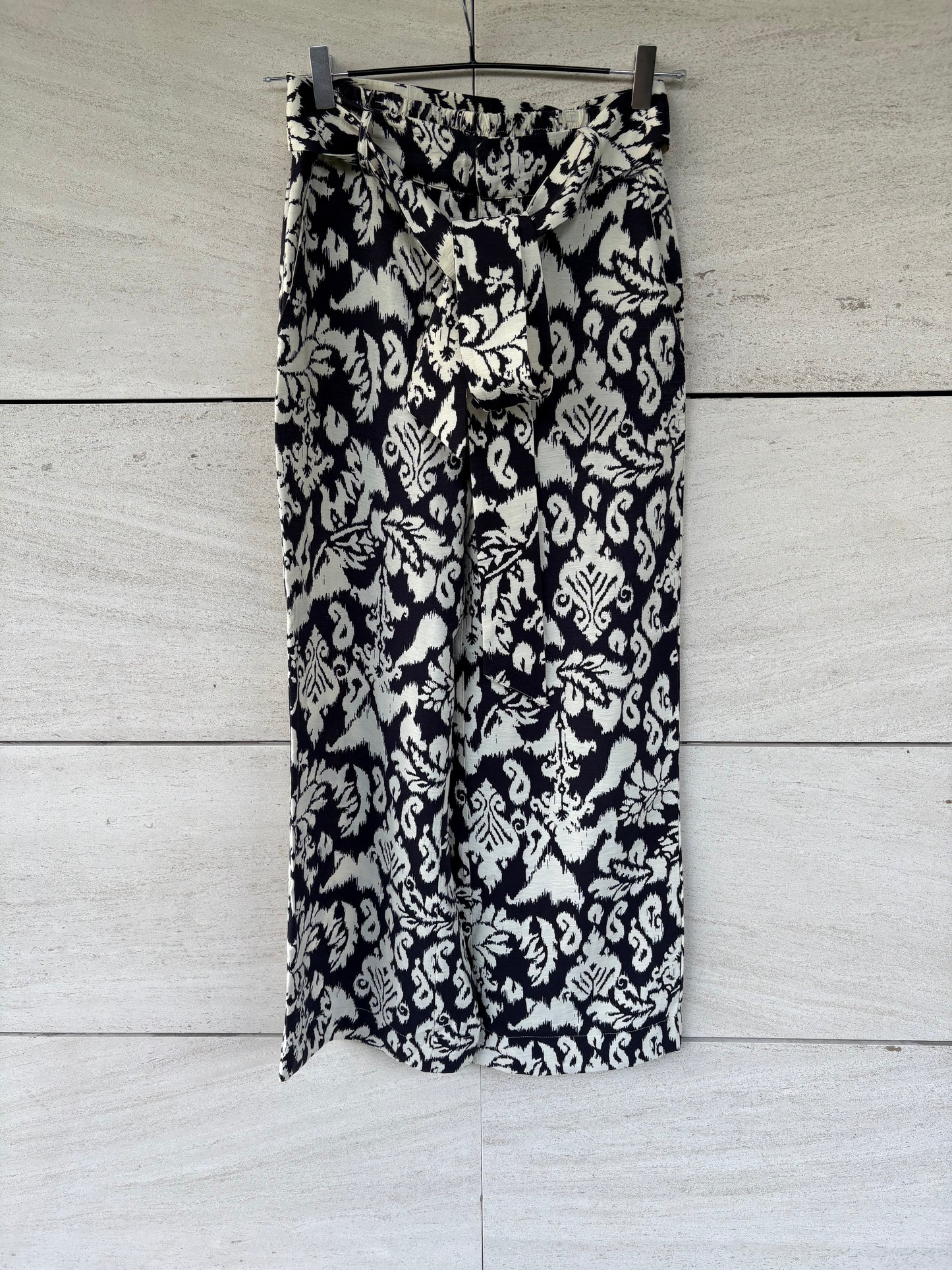 MANGO. Pantalón estampado fluido. T XS