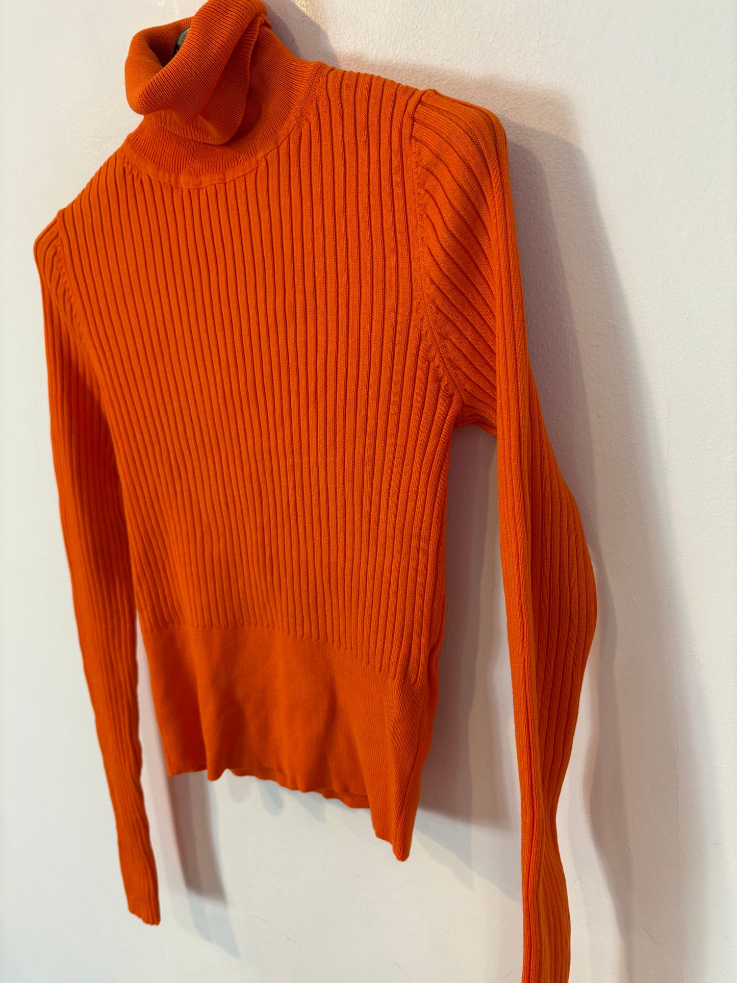 ZARA. Top canalé naranja cuello vuelto