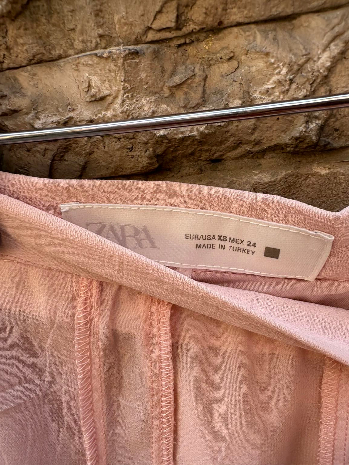 ZARA. Falda rosa claro vaporosa