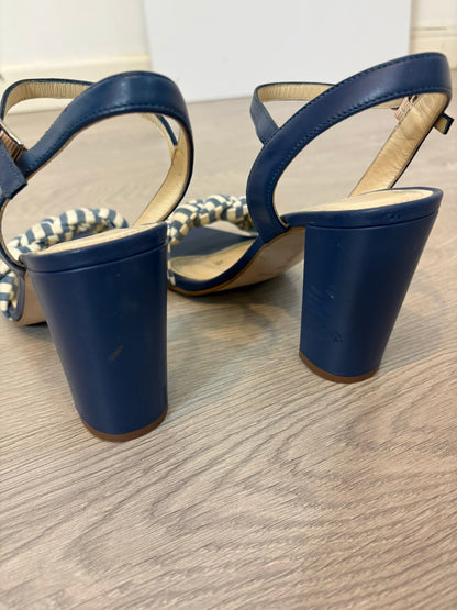 CAPSULE ESTUDIO. Sandalia azul trenzada T.39