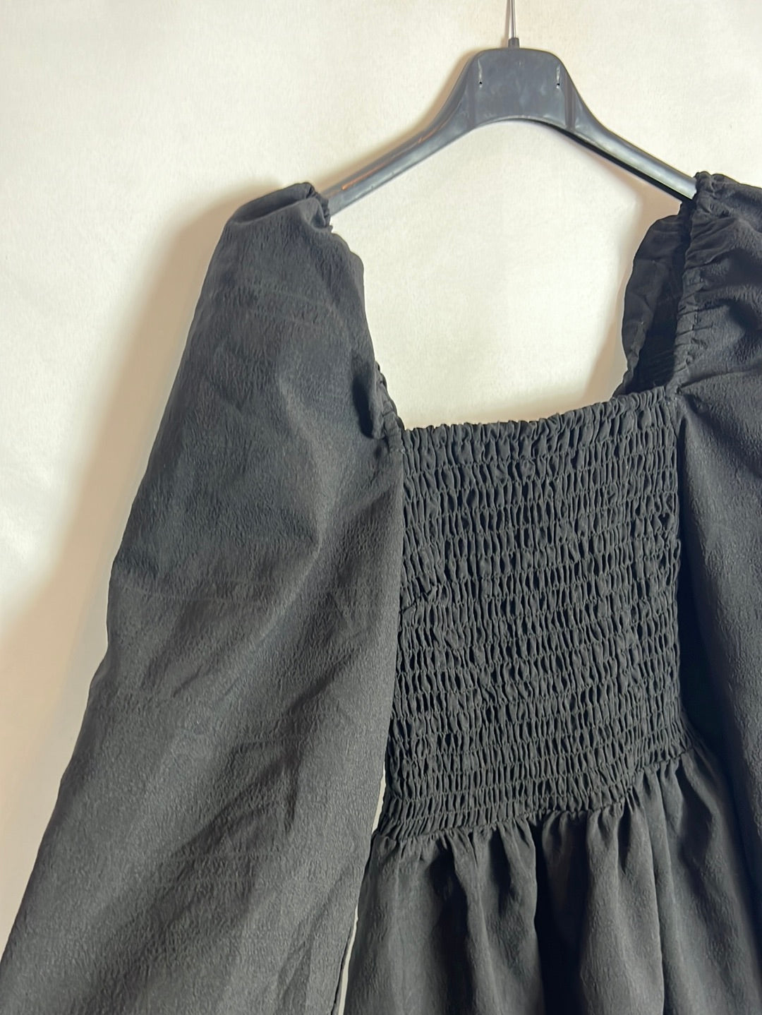 H&M. Vestido corto negro nido abeja T.s