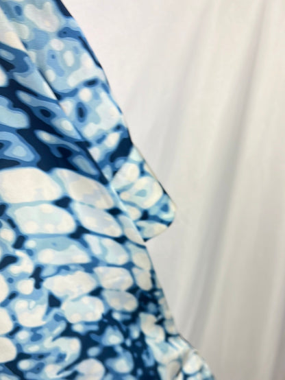 MIRTO. Blusa fluida azul y blanca T.48