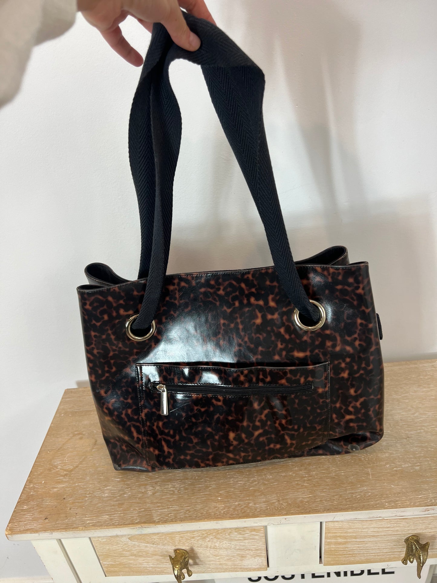 OTRAS. Bolso mediano efecto carey