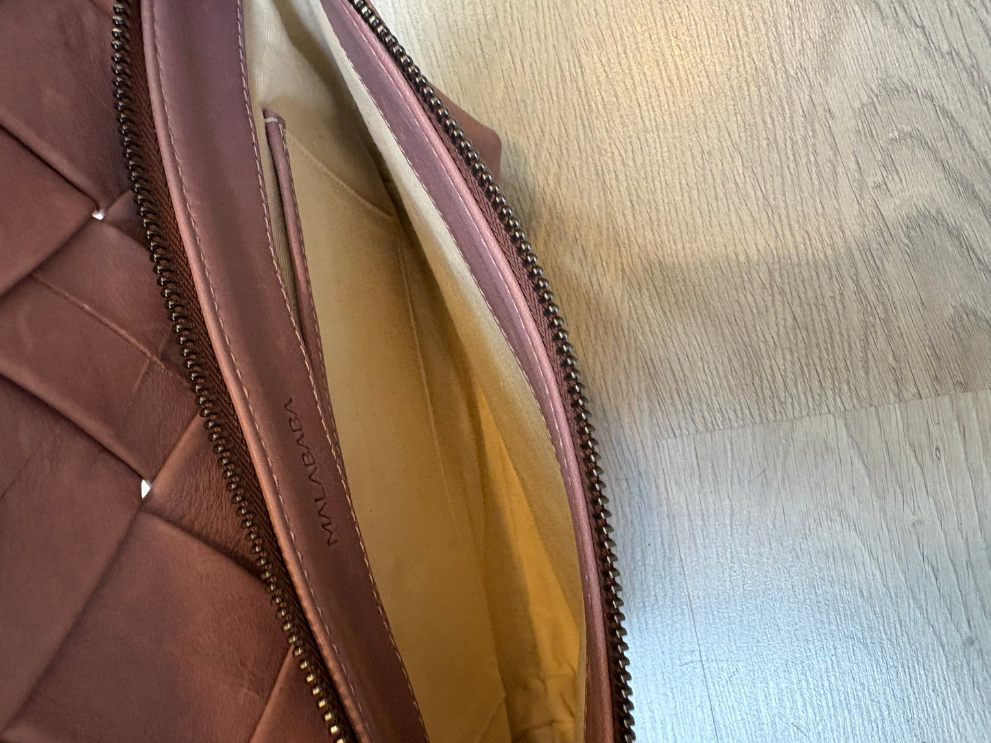 MALABABA. Bolso rosa palo trenzado