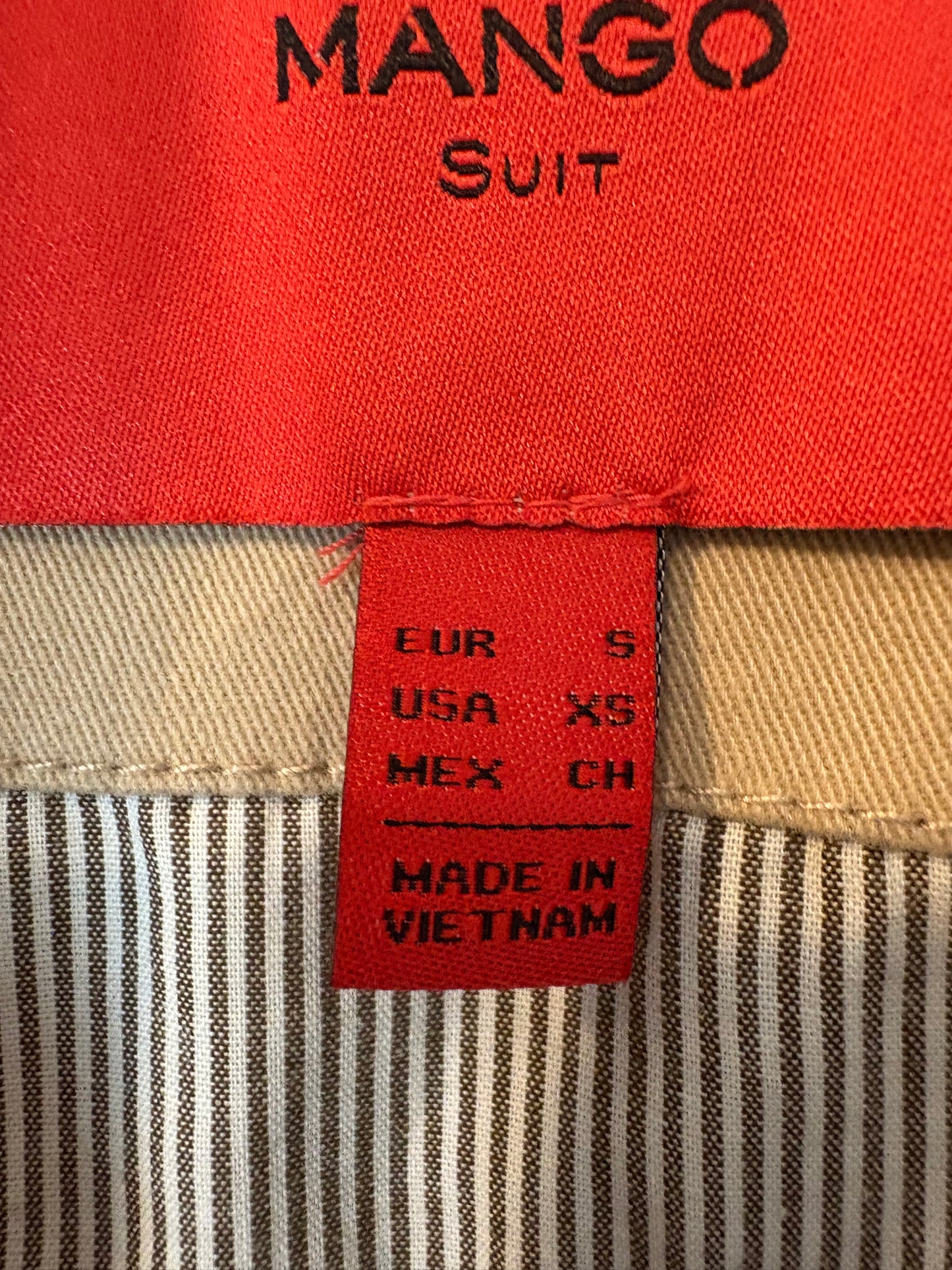 MANGO. Gabardina beige clásica