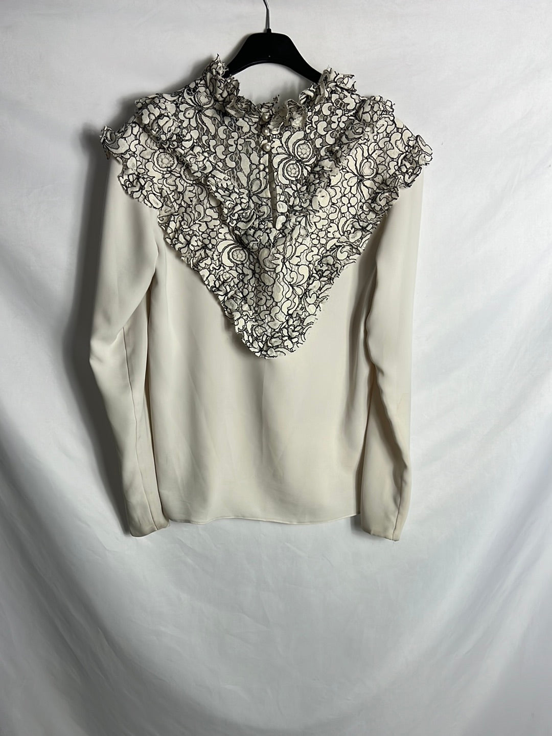 VICTORIA. Flowy blouse with neckline and collar detail. TS/M