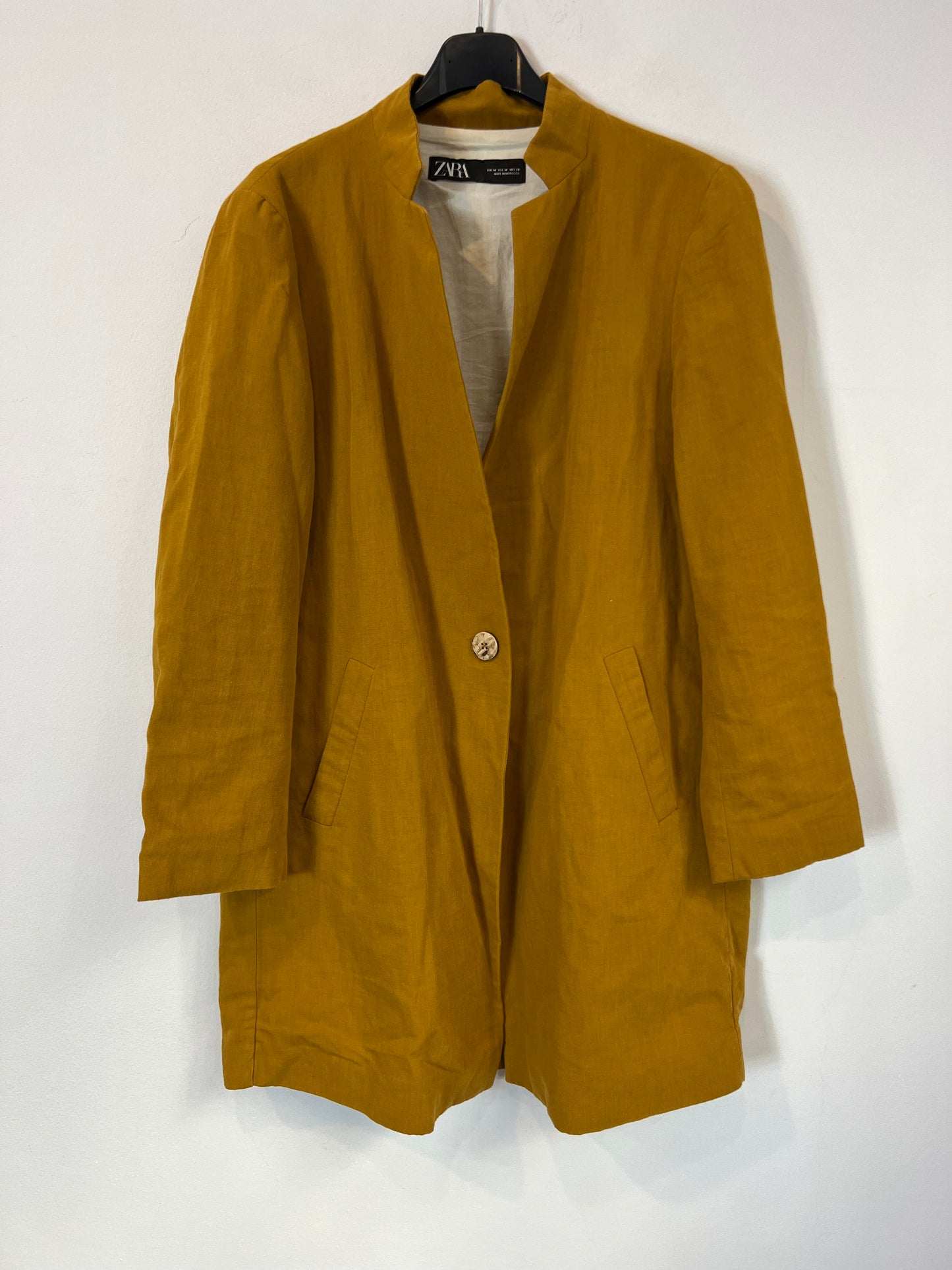 ZARA. Chaqueta larga mostaza. T M