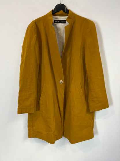 ZARA. Chaqueta larga mostaza. T M