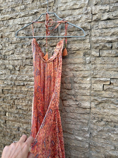 CON LUZ PROPIA. Vestido largo seda halter