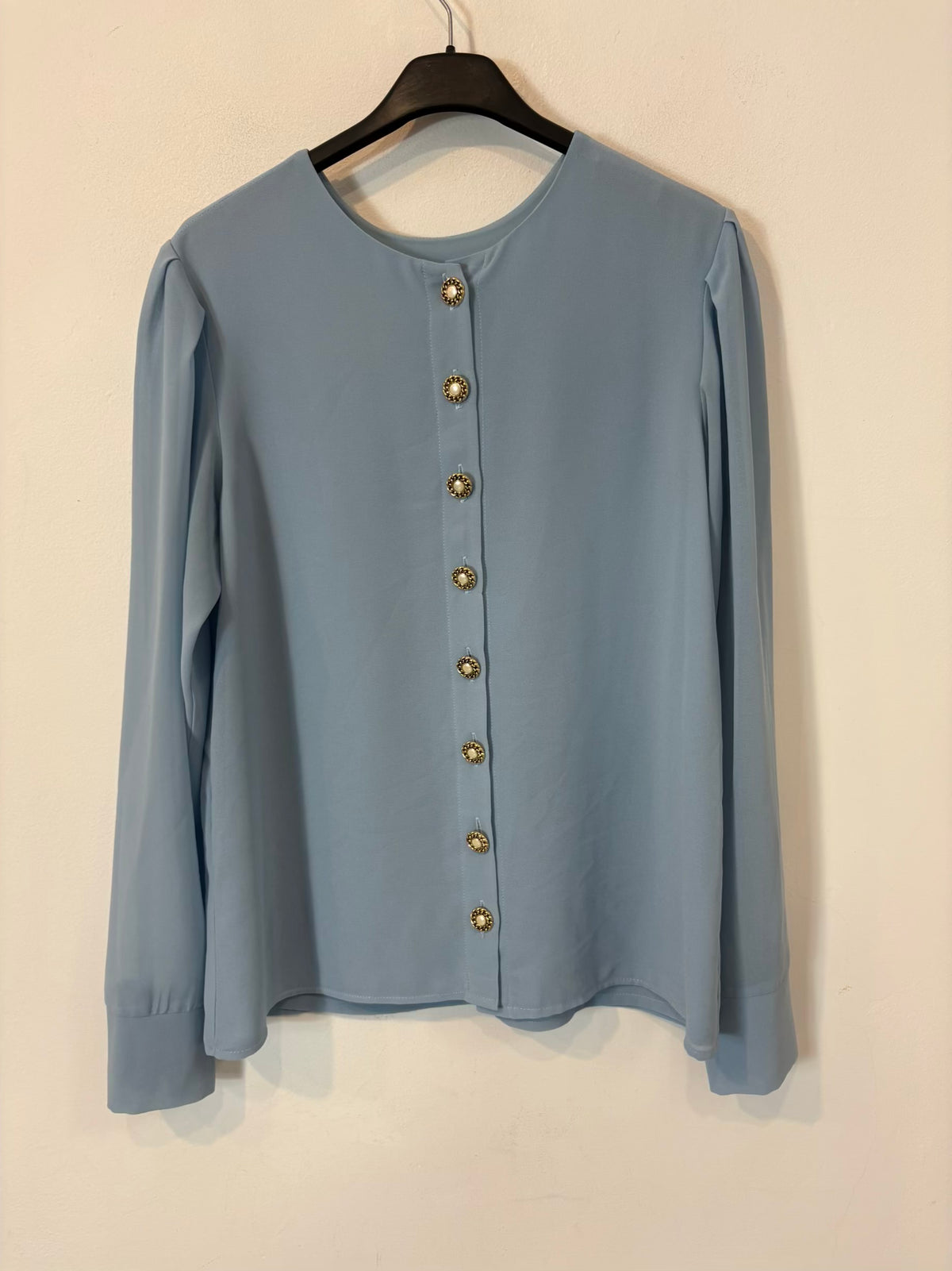 BIMANI. Blusa azul claro espalda abotonada