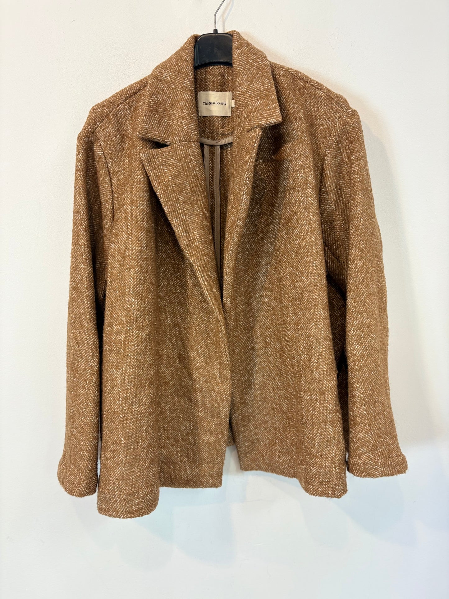 THE NEW SOCIETY. Chaqueta camel espiga lana aberturas