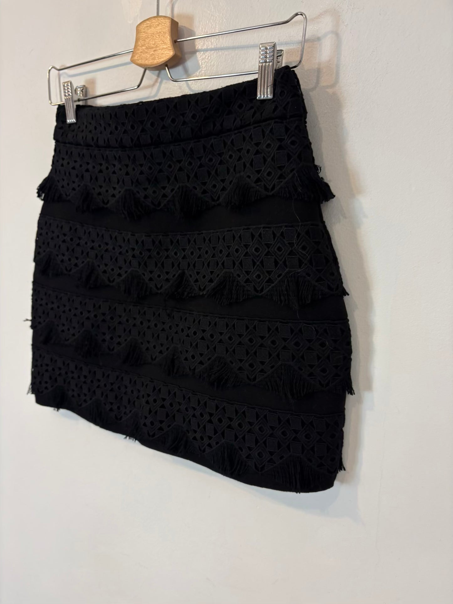 MAJE. Falda negra flecos
