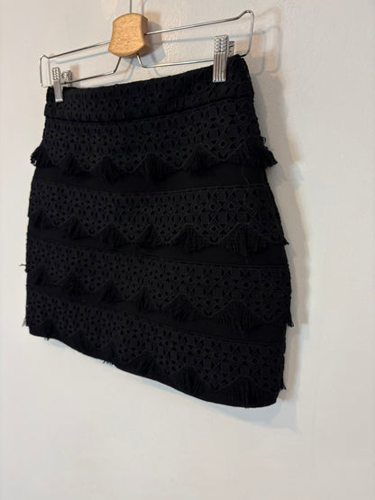 MAJE. Falda negra flecos