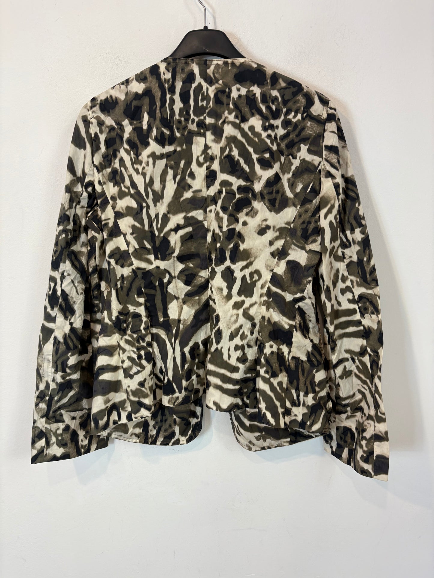 PURIFICACIÓN GARCIA. Chaqueta corta textura animal print