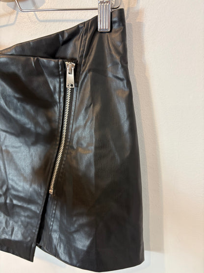 ZARA. Falda corta efecto piel cremallera