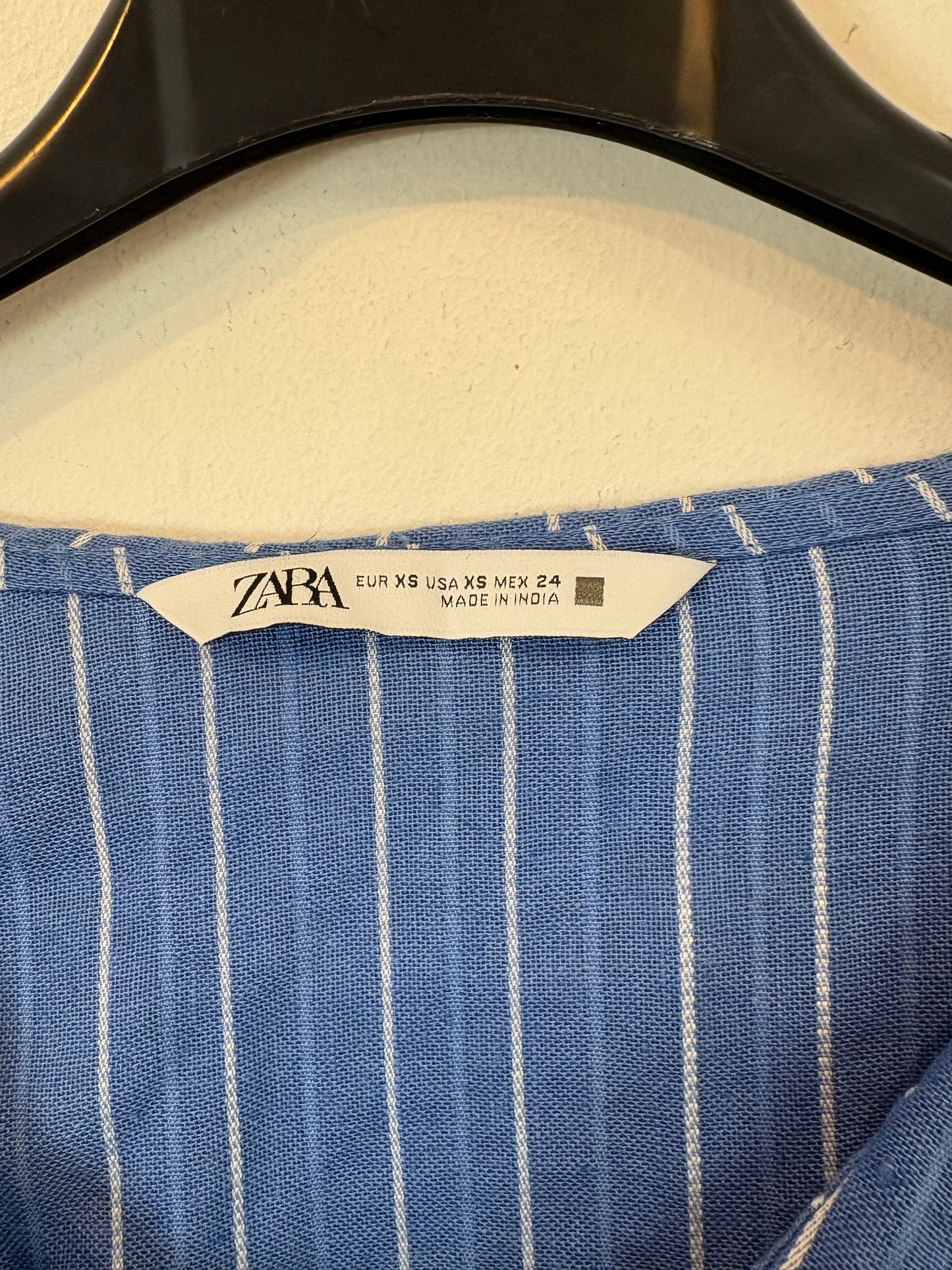 ZARA. Blusa azul lino cuello