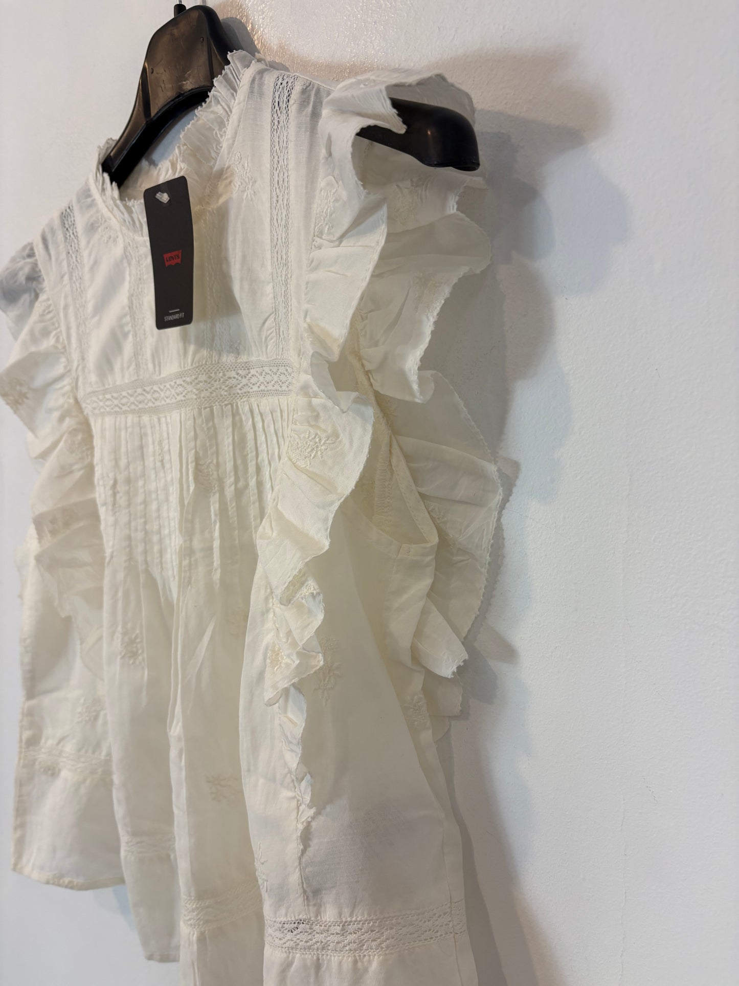 LEVI´S. Blusa blanca bordados