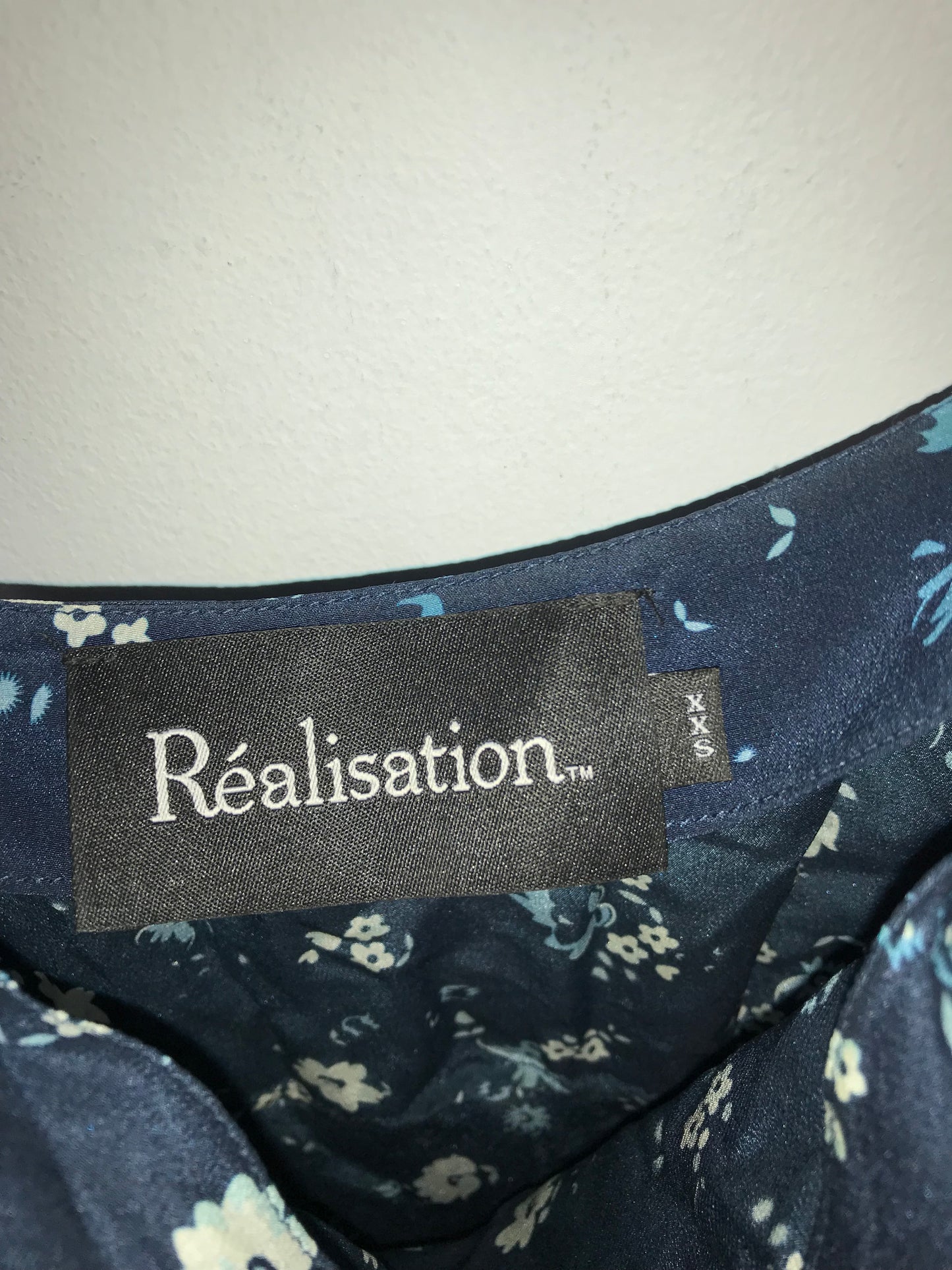 RÉALISATION. Vestido midi seda azul flores