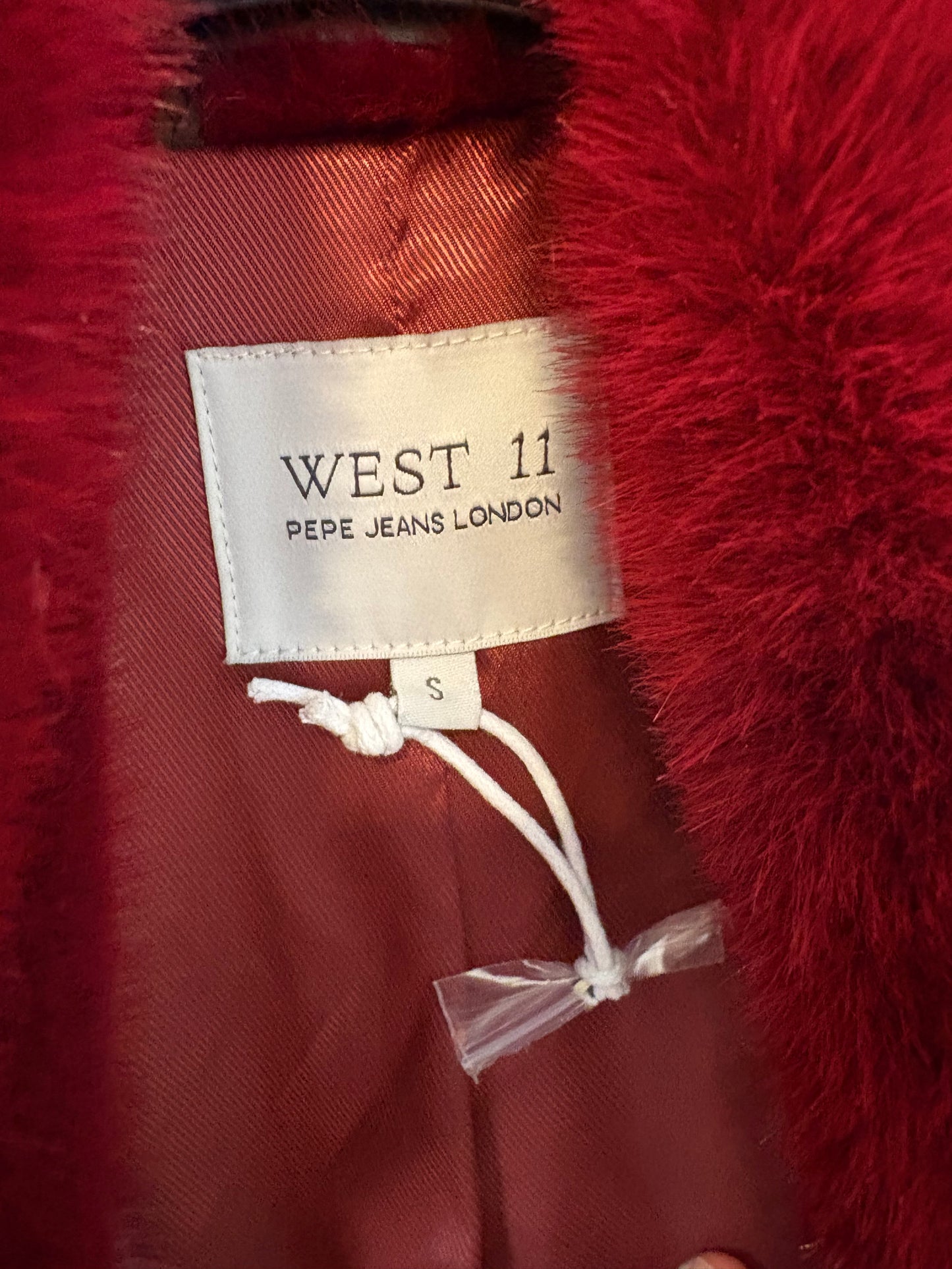WEST 11 PEPE JEANS LONDON. Abrigo burdeos en efecto pelo