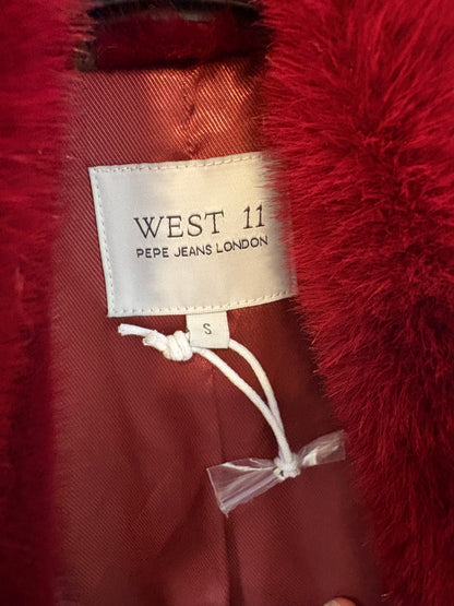 WEST 11 PEPE JEANS LONDON. Abrigo burdeos en efecto pelo