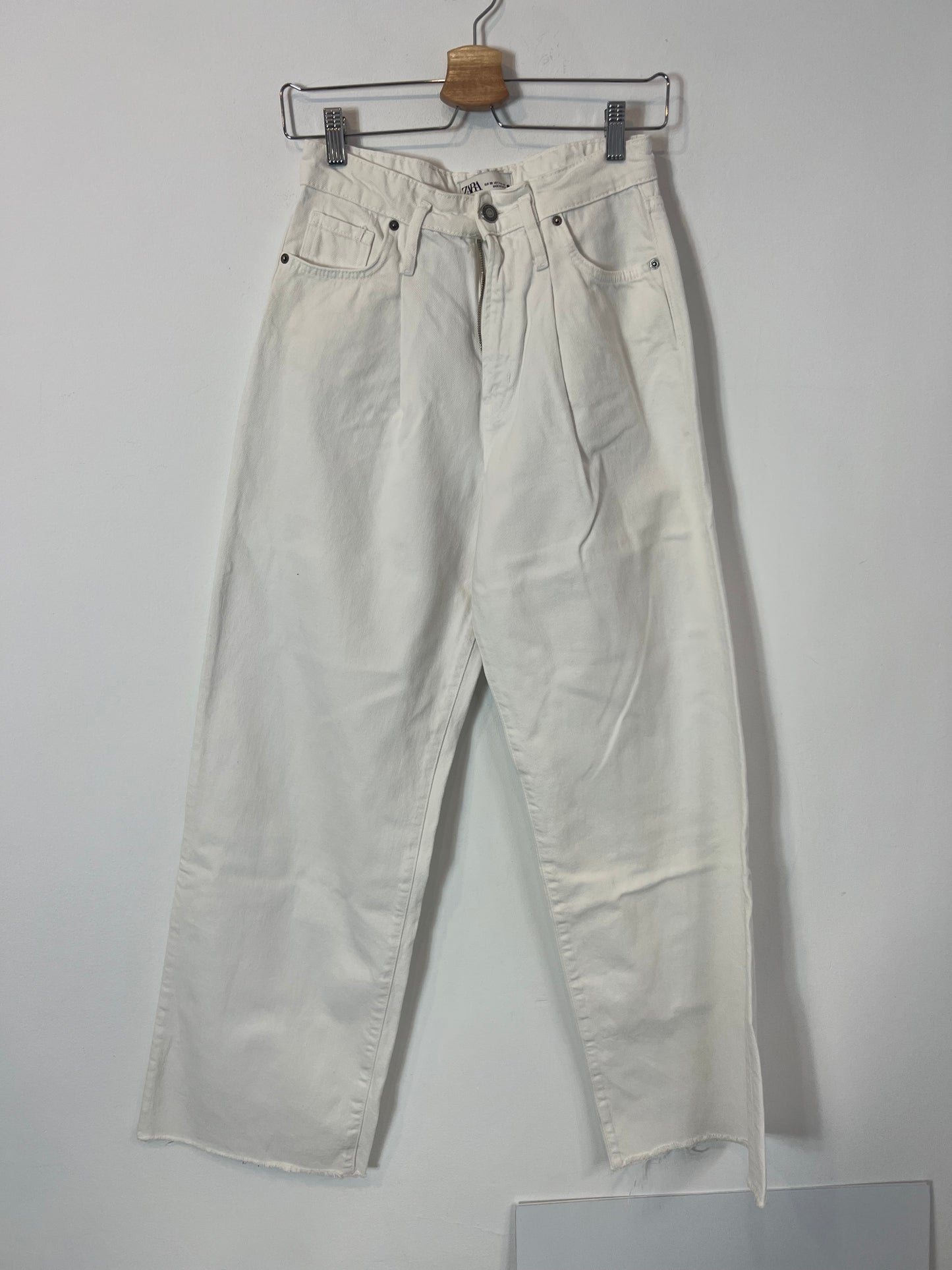 ZARA. Denim pinzas blanco. T 36