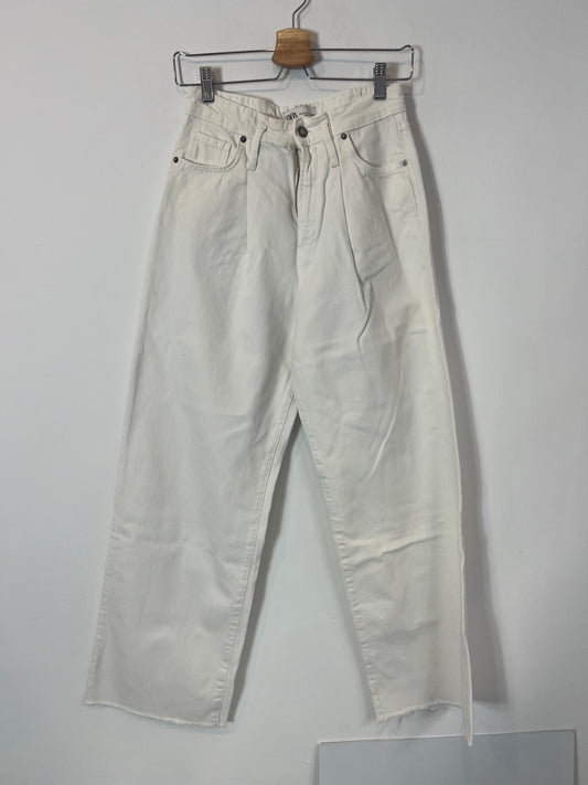 ZARA. Denim pinzas blanco. T 36