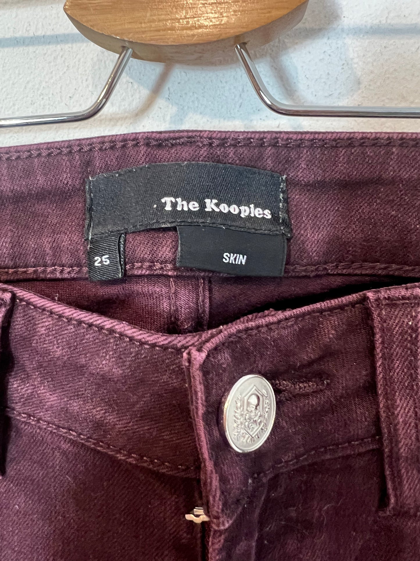 THE KOOPLES. Denim pitillo granate. T 25 (36)