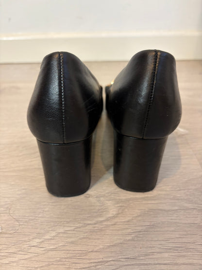 HOGL. Zapatos tacón piel hebilla dorada. T 38