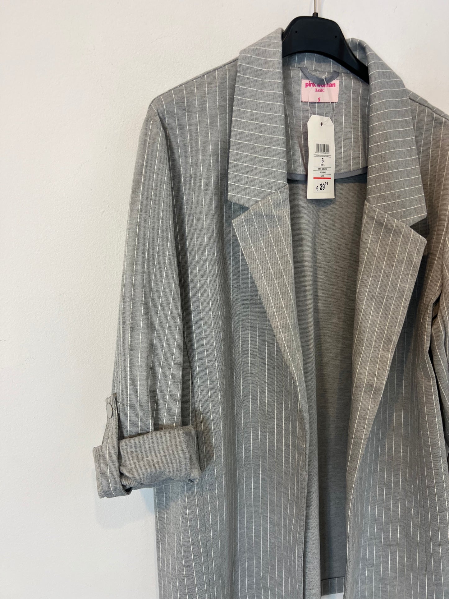 PINK WOMAN. Pinstriped gray blazer. T s