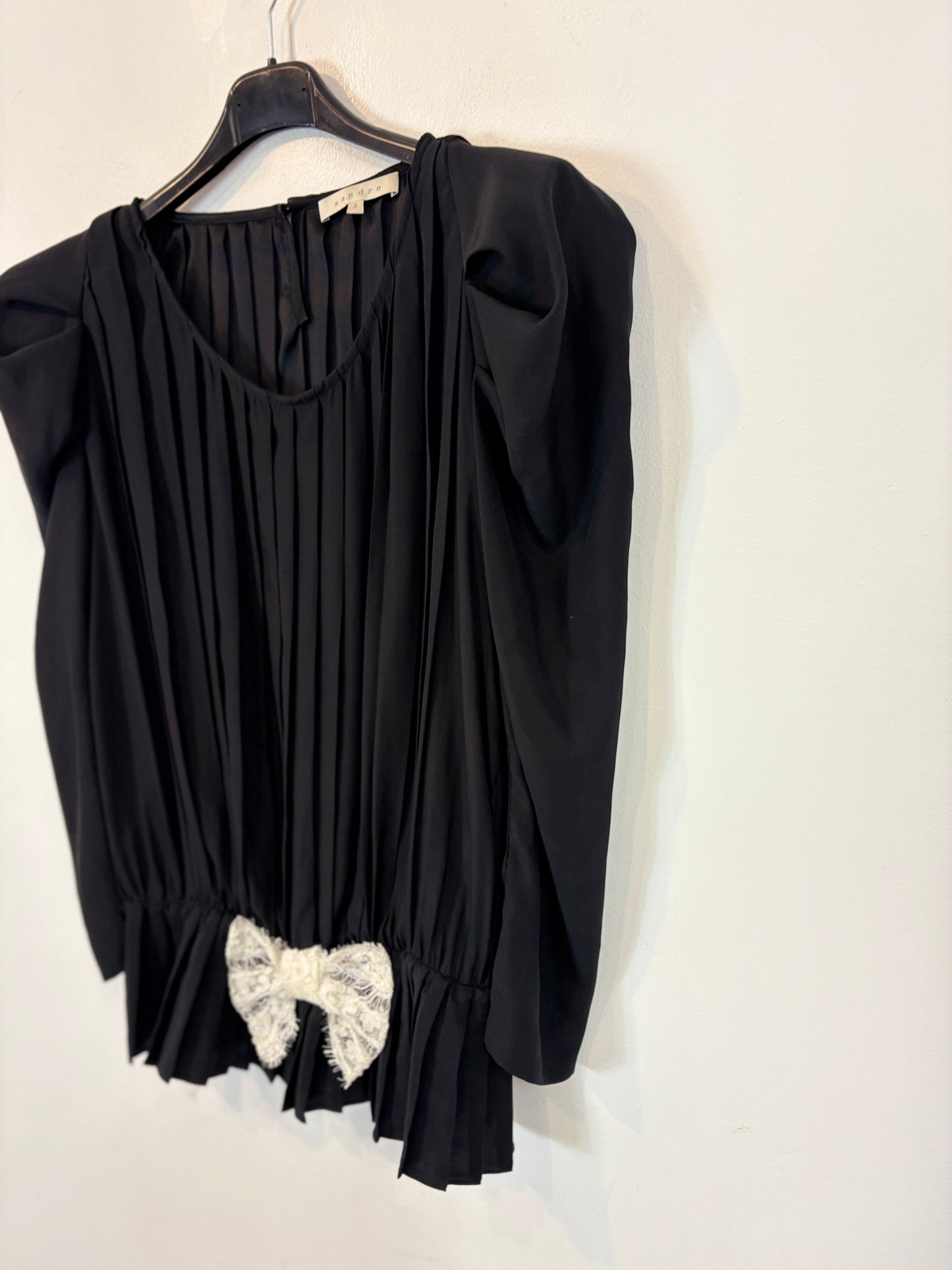 SANDRO. Blusa negra seda lazada
