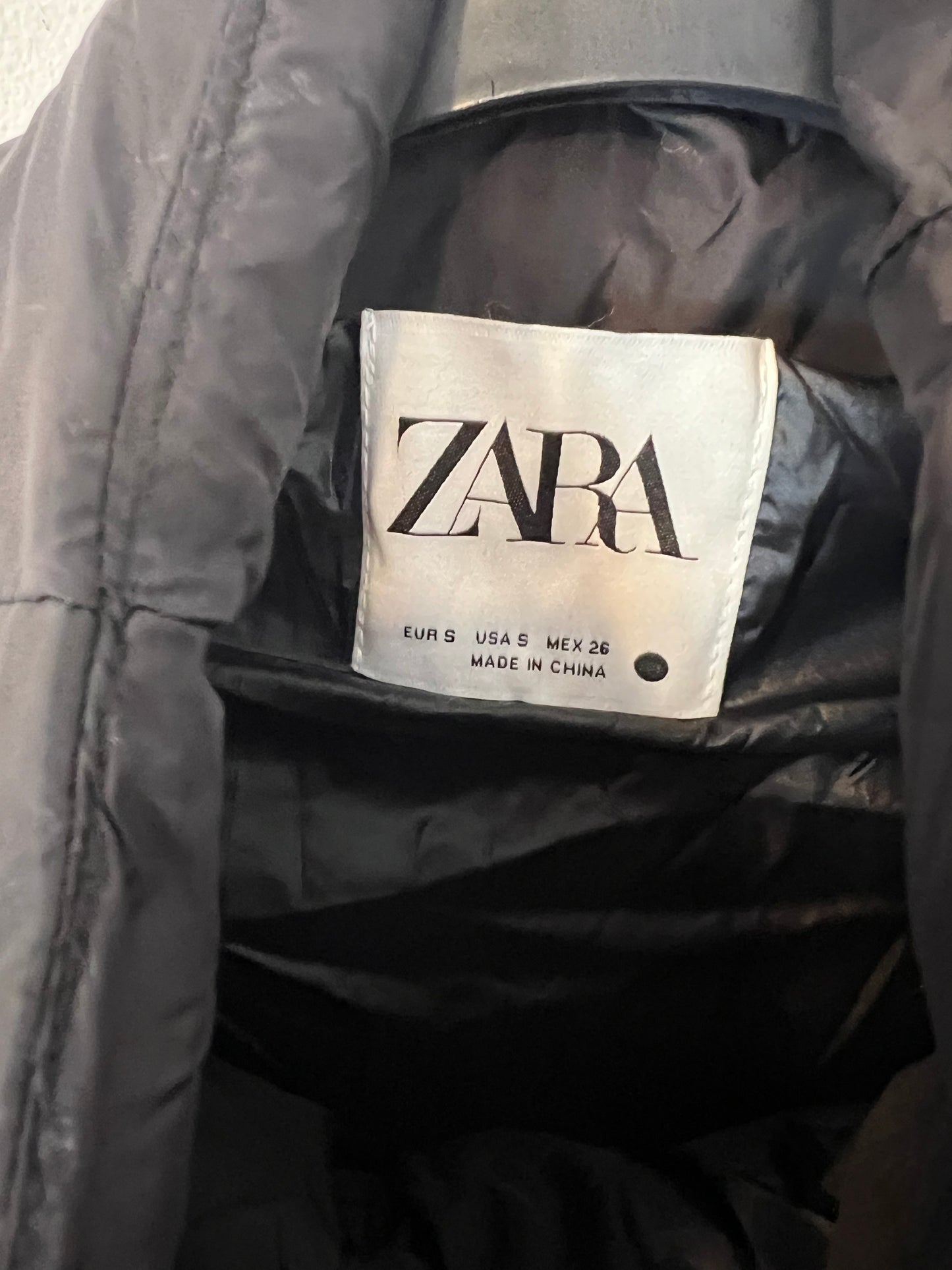 ZARA. plumas negro guateado T.m