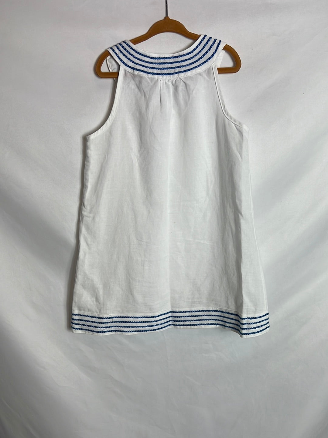 NEWNESS. White linen dress with blue embroidery. Size 7 years.
