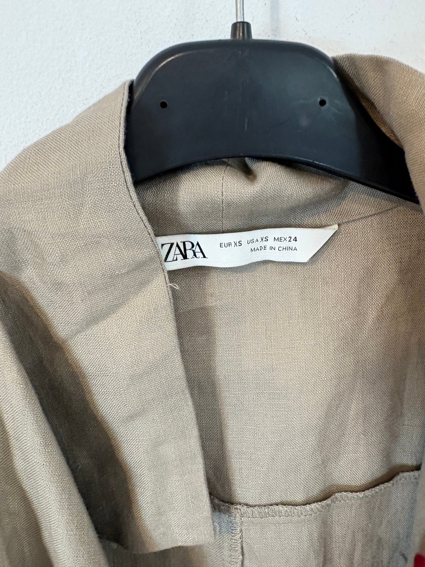 ZARA. Sobrecamisa beige lino